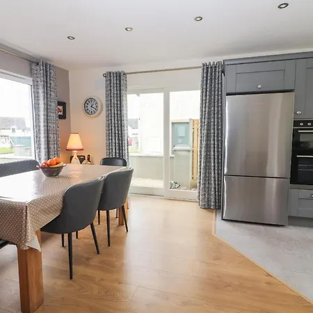 20 Lighthouse Village * Fenit