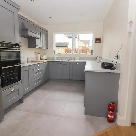 20 Lighthouse Village * Fenit